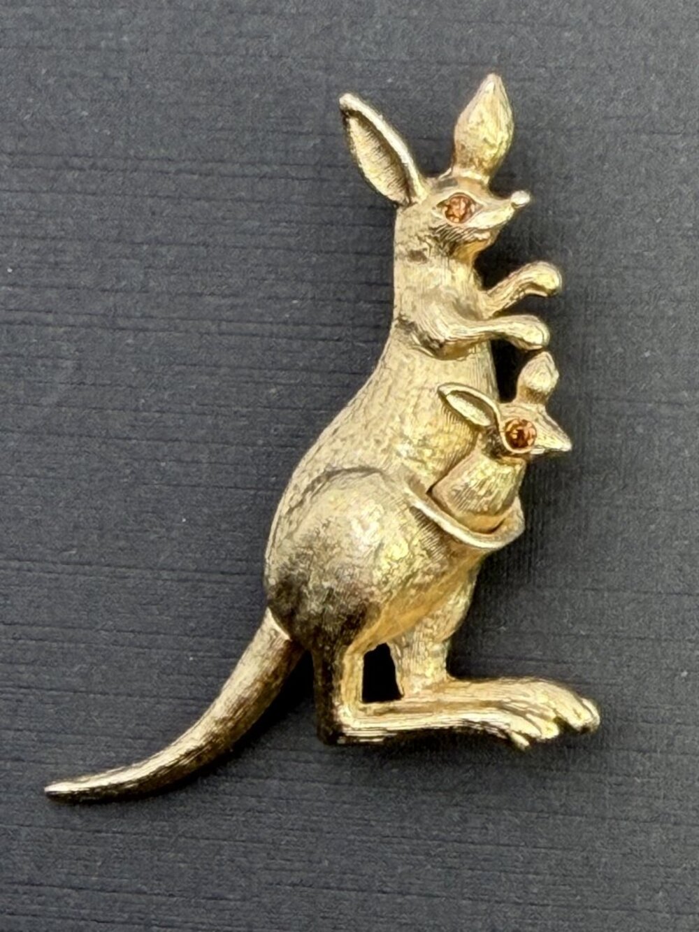 Vintage Avon Kangaroo Joey Brooch Moving Tail Gold Tone Rhinestone Eyes 1975